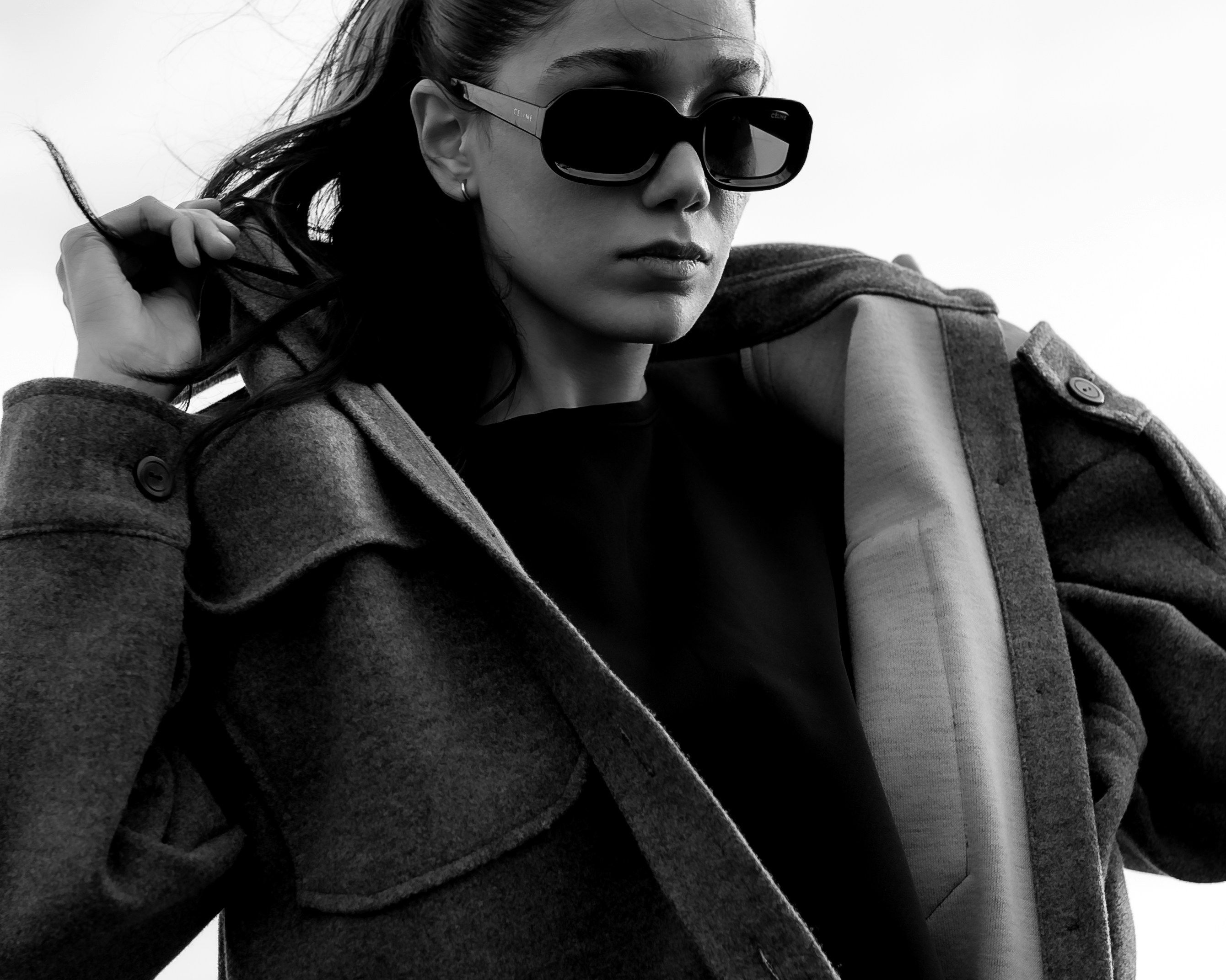 Bărbat în outfit minimalist urban